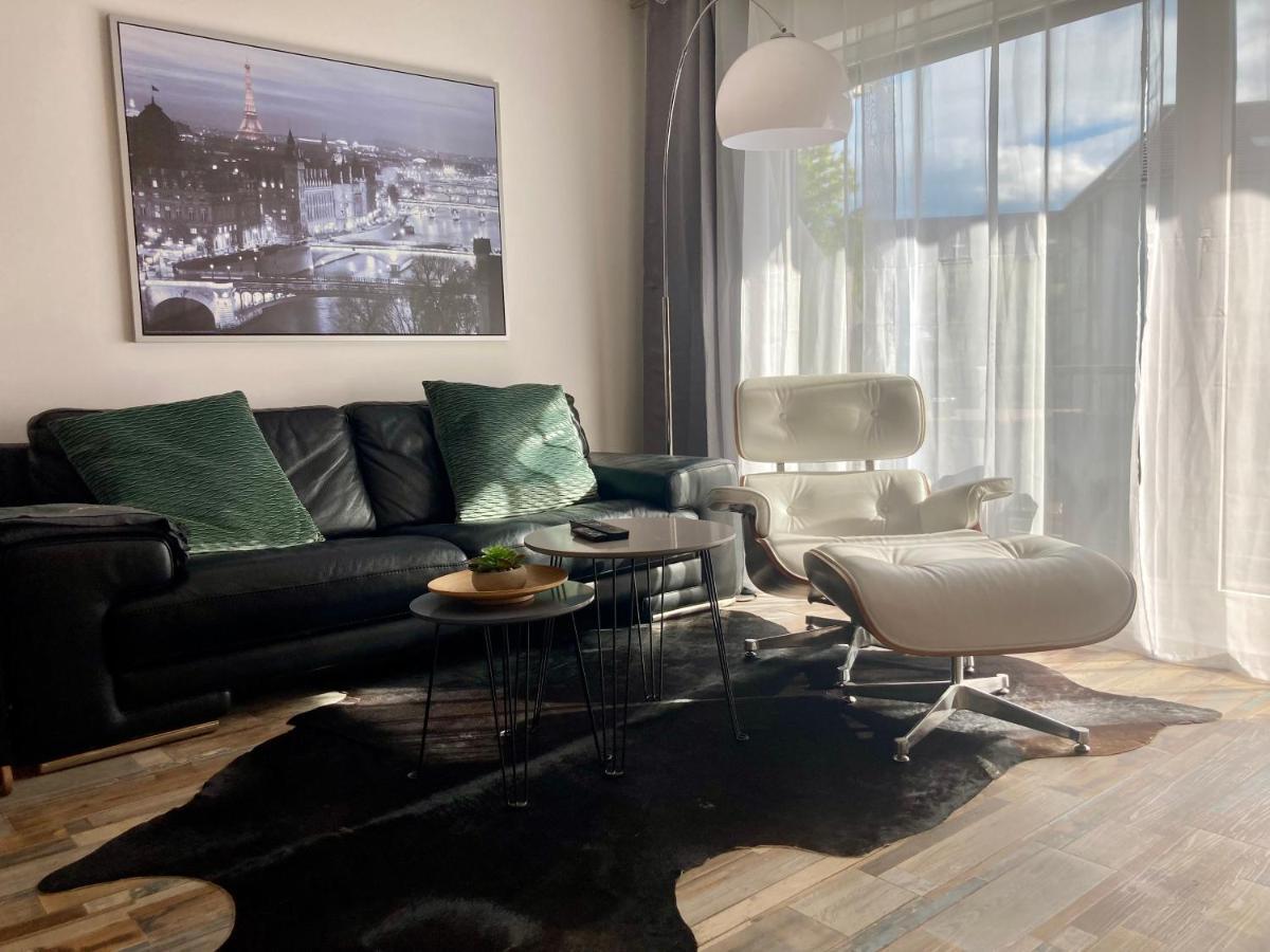 Living At Saarpartments -Adultsonly- 2 Bedrooms, Kitchen - Business & Holiday Apartments For Long- And Short Term Stay, 3 Min To Train Station, Secure E-Bike Parking! Saarbrücken Buitenkant foto